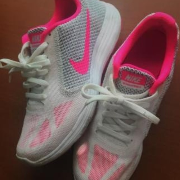 women's revolution 3 running shoe